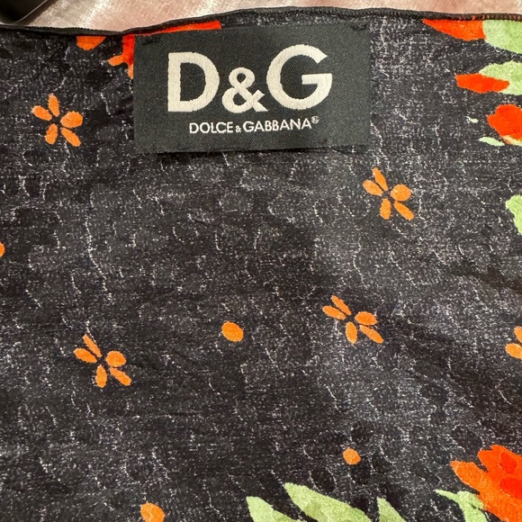 Dolce & Gabbana D&G vintage
Floral Fringe Scarf - Picture 9 of 9